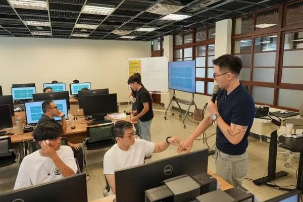 逢甲大學工作坊 講師與學員討論